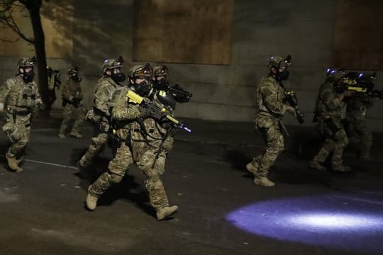 Bundespolizisten am Rande eines "Black-Lives-Matter"-Protests in Portland.