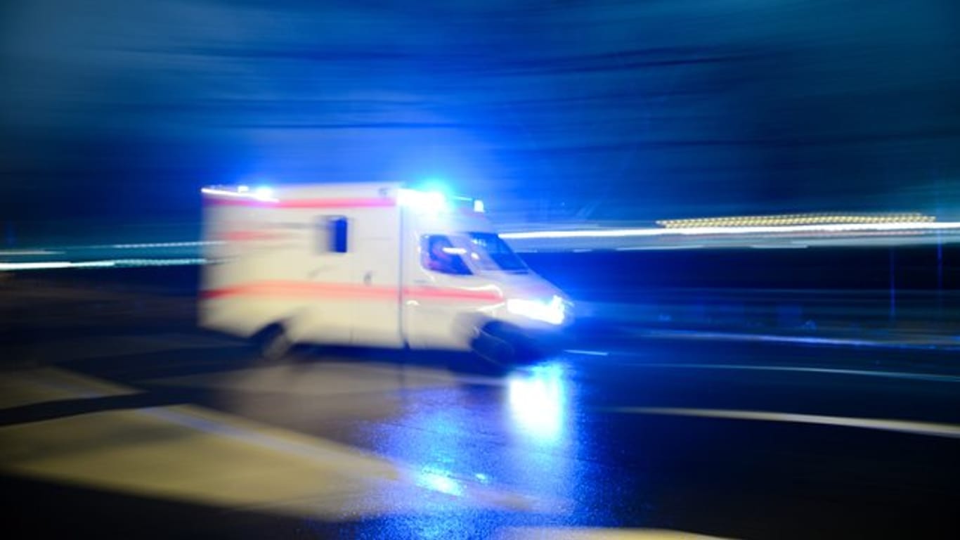 Krankenwagen mit Blaulicht: In Hessen sind zwei Menschen gestorben. Die genauen Umstände sind noch unklar.