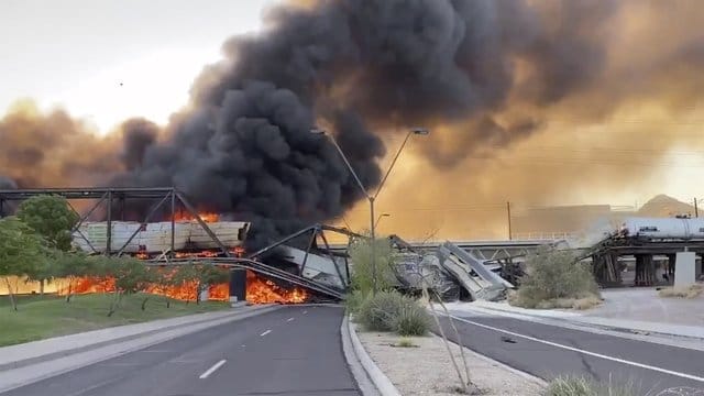 Starker Rauch steigt von einer brennenden Zugbrücke im US-Bundesstaat Arizona auf. Starker Rauch steigt von einer brennenden Zugbrücke im US-Bundesstaat Arizona auf.