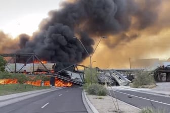 Starker Rauch steigt von einer brennenden Zugbrücke im US-Bundesstaat Arizona auf.