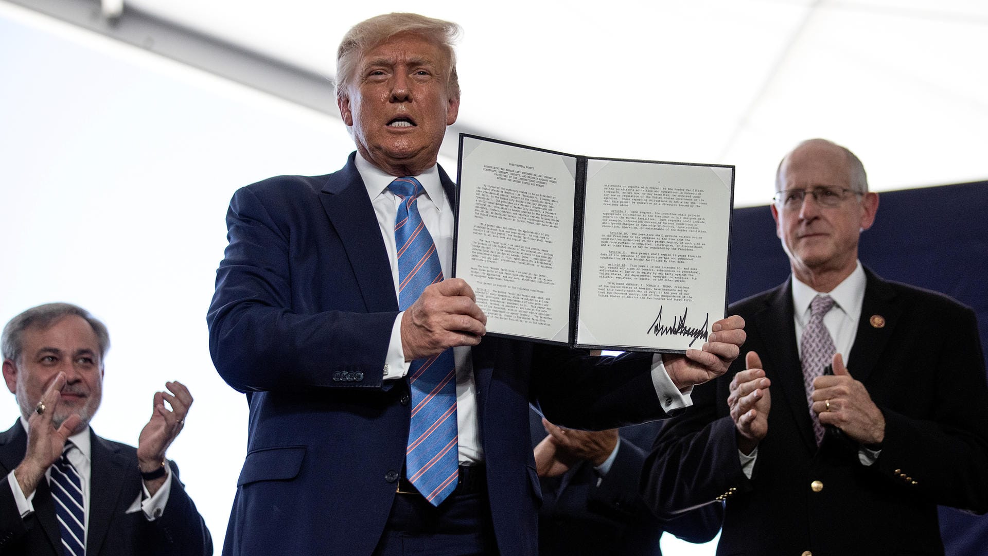 Donald Trump besucht eine Ölförderanlage in Texas: Trump hatte nach seinem Amtsantritt Anfang 2017 den Ausstieg aus dem UN-Klimaabkommen verkündet.