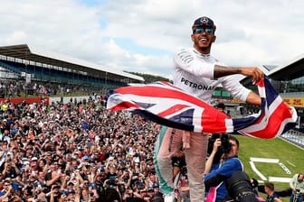 Der Mercedes-Formel-1-Pilot Lewis Hamilton feiert seinen Sieg mit dem Publikum auf dem Silverstone Circuit.