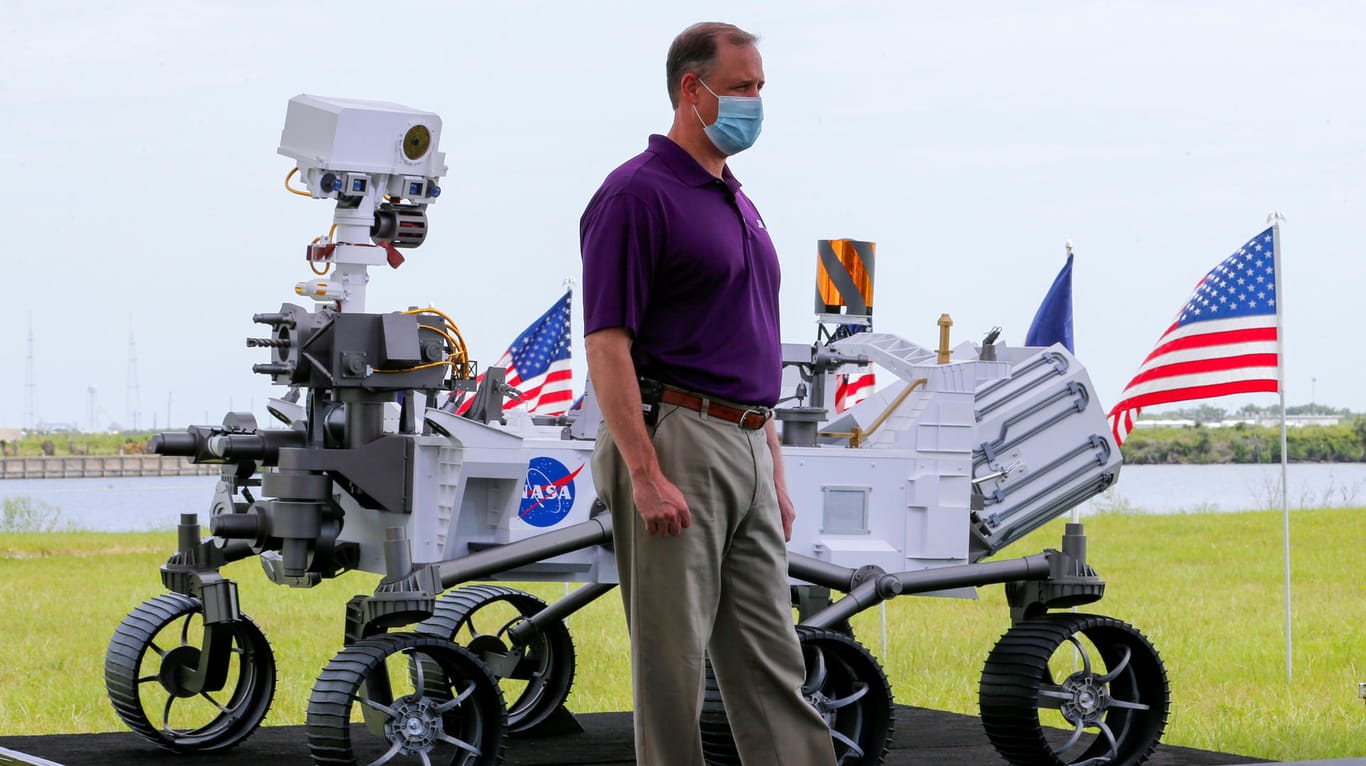Mars Rover: Nasa-Administrator Jim Bridenstine steht neben einer Nachbildung der "Perseverance".