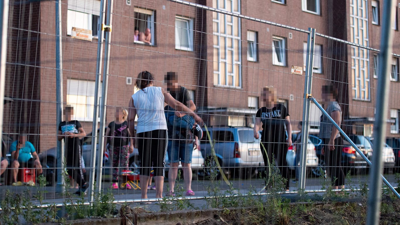 Eine abgesperrte Wohnsiedlung von Tönnies-Mitarbeitern: Zahlreiche Personen wurden zu Unrecht in Quarantäne gehalten. (Foto von Ende Juni 2020)