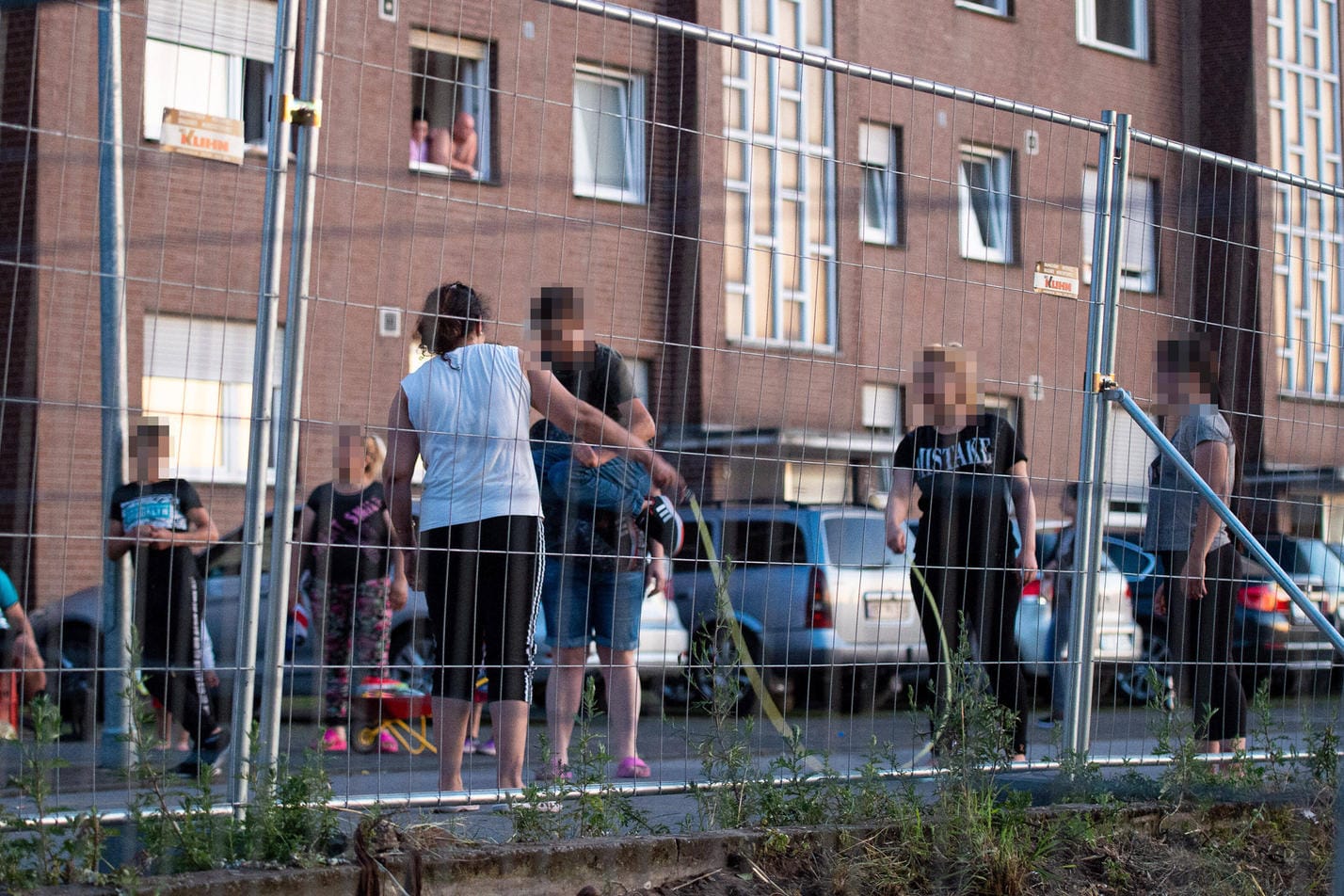 Eine abgesperrte Wohnsiedlung von Tönnies-Mitarbeitern: Zahlreiche Personen wurden zu Unrecht in Quarantäne gehalten. (Foto von Ende Juni 2020)