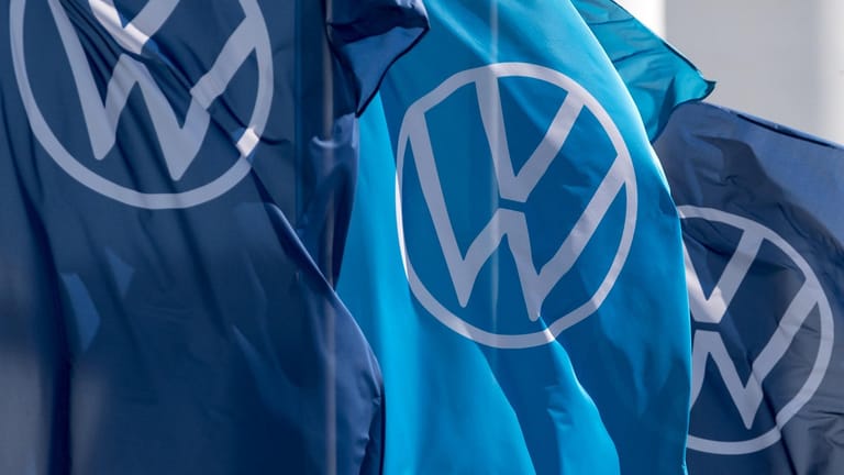 Fahnen vor dem VW-Werk in Zwickau: Der Autokonzern macht wegen der Corona-Krise einen Milliardenverlust.
