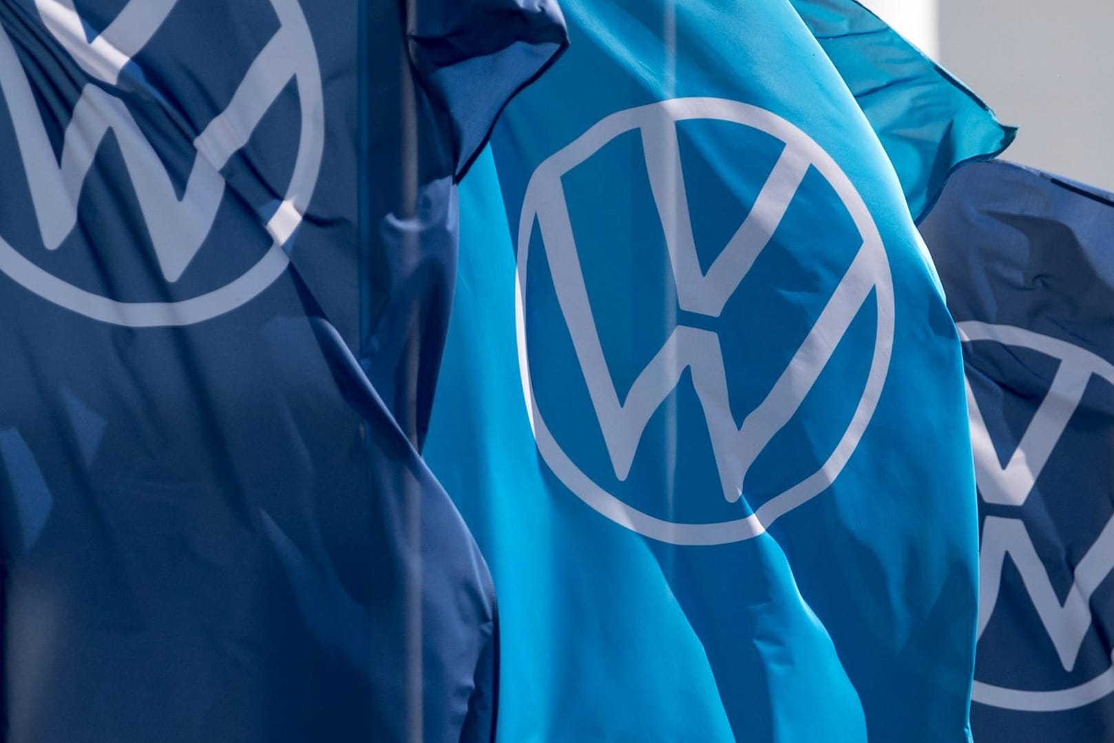 Fahnen vor dem VW-Werk in Zwickau: Der Autokonzern macht wegen der Corona-Krise einen Milliardenverlust.