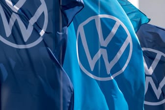 Fahnen vor dem VW-Werk in Zwickau: Der Autokonzern macht wegen der Corona-Krise einen Milliardenverlust.