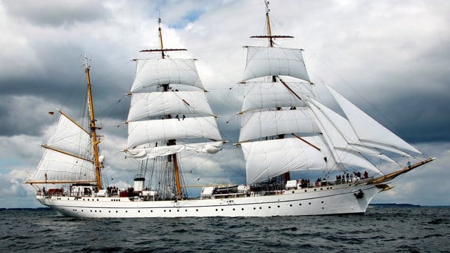 Das Schulschiff der Marine, die "Gorch Fock", läuft unter Segeln über die Kieler Förde. Das Schulschiff der Marine, die "Gorch Fock", läuft unter Segeln über die Kieler Förde.