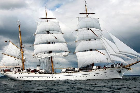 Das Schulschiff der Marine, die "Gorch Fock", läuft unter Segeln über die Kieler Förde.