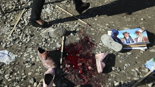 Ein Blutfleck und Schuhe nach einem tödlichen Angriff. Ein Blutfleck und Schuhe nach einem tödlichen Angriff.