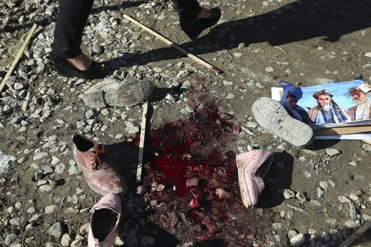 Ein Blutfleck und Schuhe nach einem tödlichen Angriff.