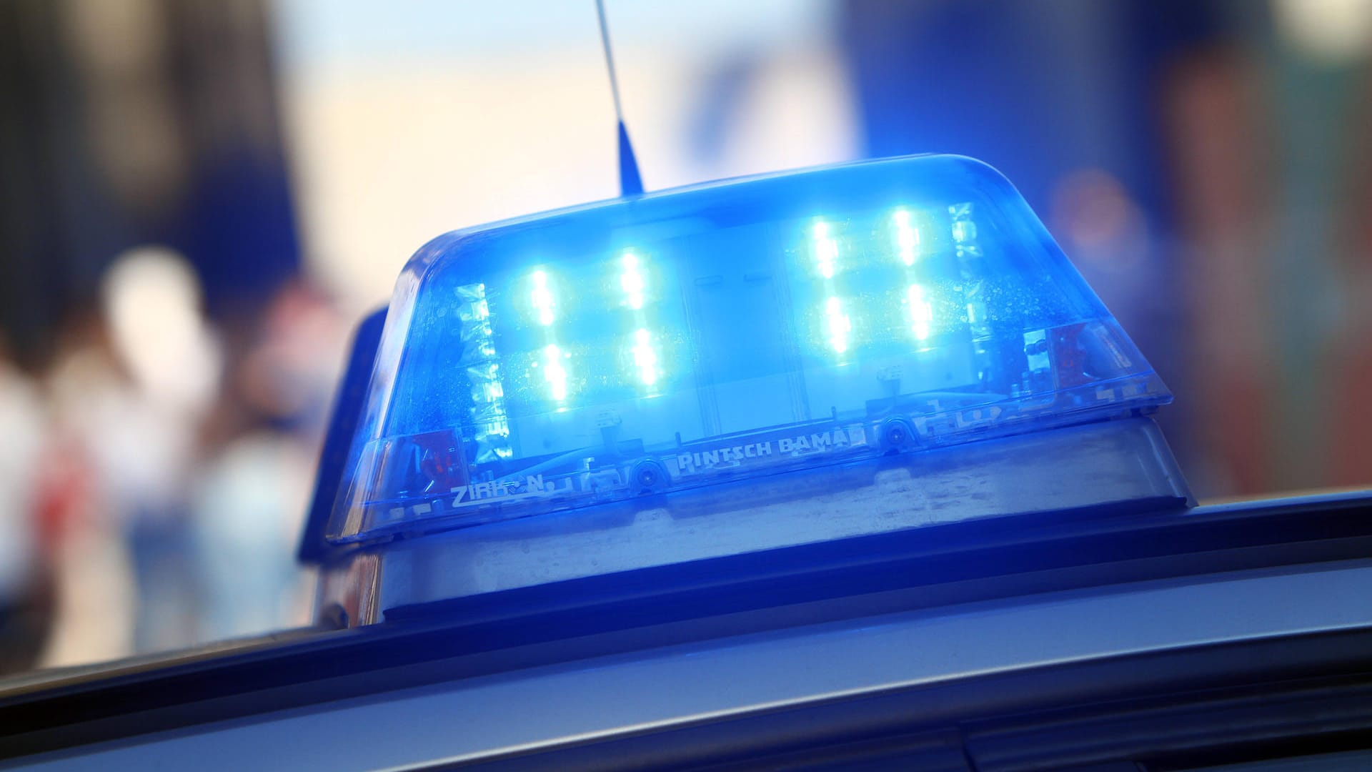 Blaulicht an einem Polizeiauto (Symbolbild): In Essen ist ein Geldautomat gesprengt worden. Blaulicht an einem Polizeiauto (Symbolbild): In Essen ist ein Geldautomat gesprengt worden.