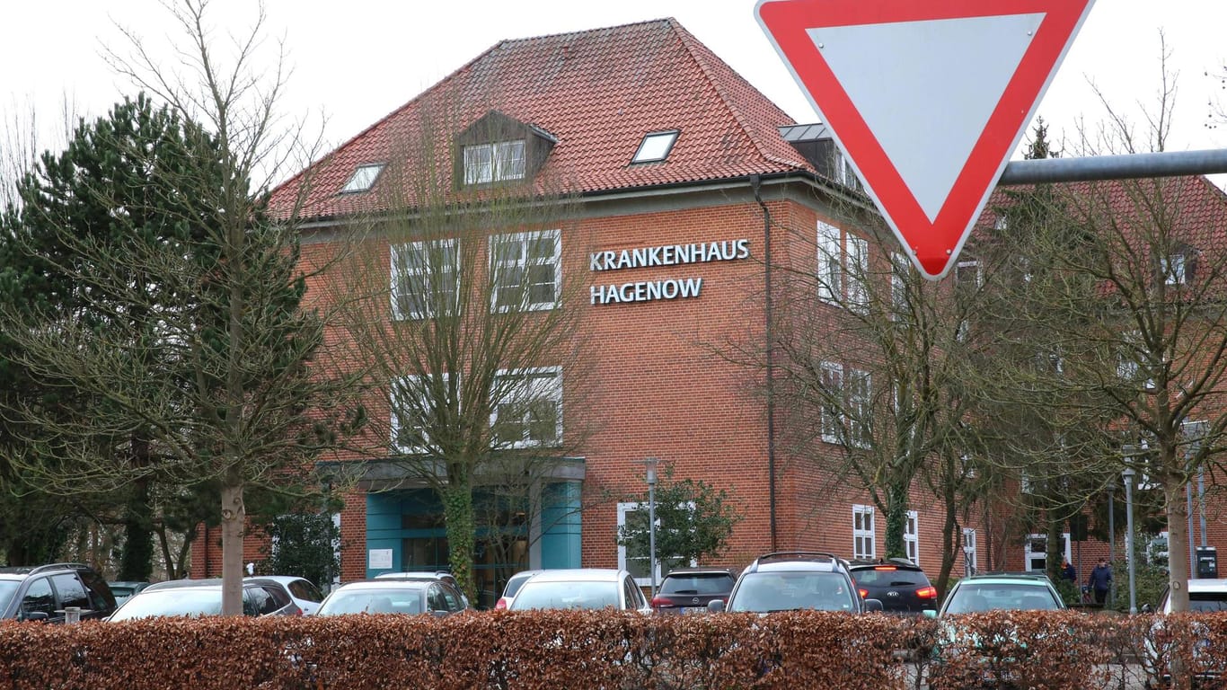 Krankenhaus in Hagenow: In einem kleinen Ort in der Nähe haben sich mehrere Personen bei einer Baby-Begrüßungsparty mit dem Coronavirus infiziert.