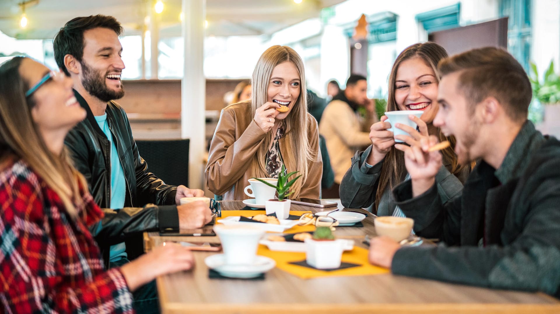 Freunde: Die meisten Menschen haben viele Durchschnittsfreundschaften.