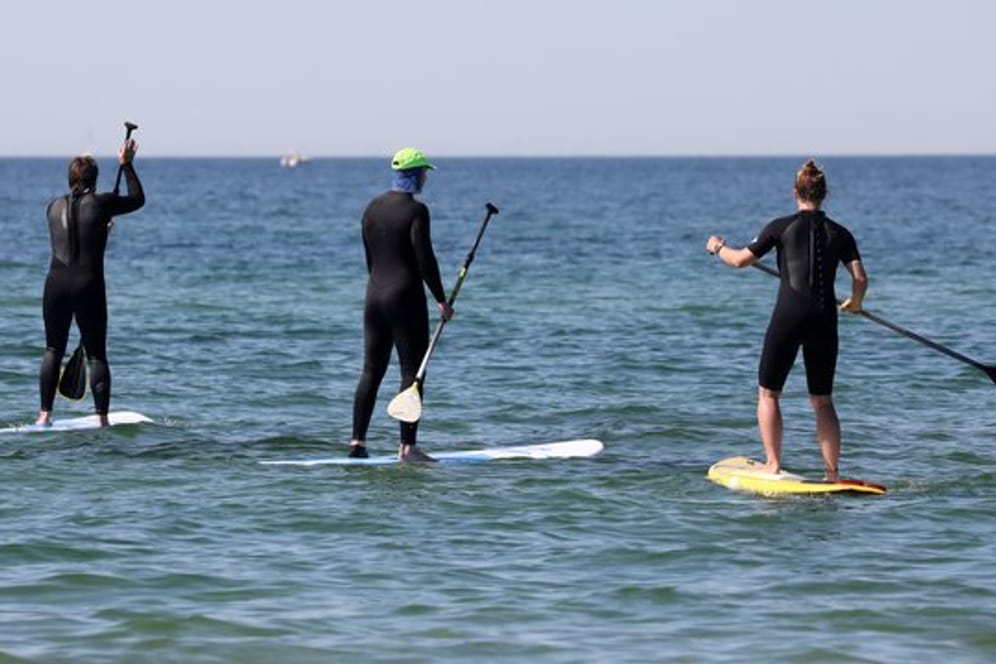 Stand-up-Paddler sind auf der Ostsee unterwegs.