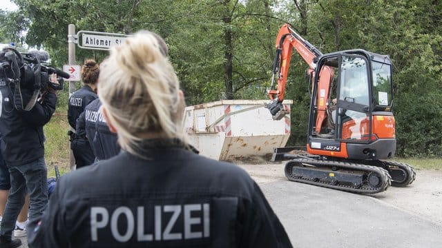 Die Polizei äußert sich noch nicht dazu, was bei der zweitägigen Durchsuchung gefunden wurde. Die Polizei äußert sich noch nicht dazu, was bei der zweitägigen Durchsuchung gefunden wurde.