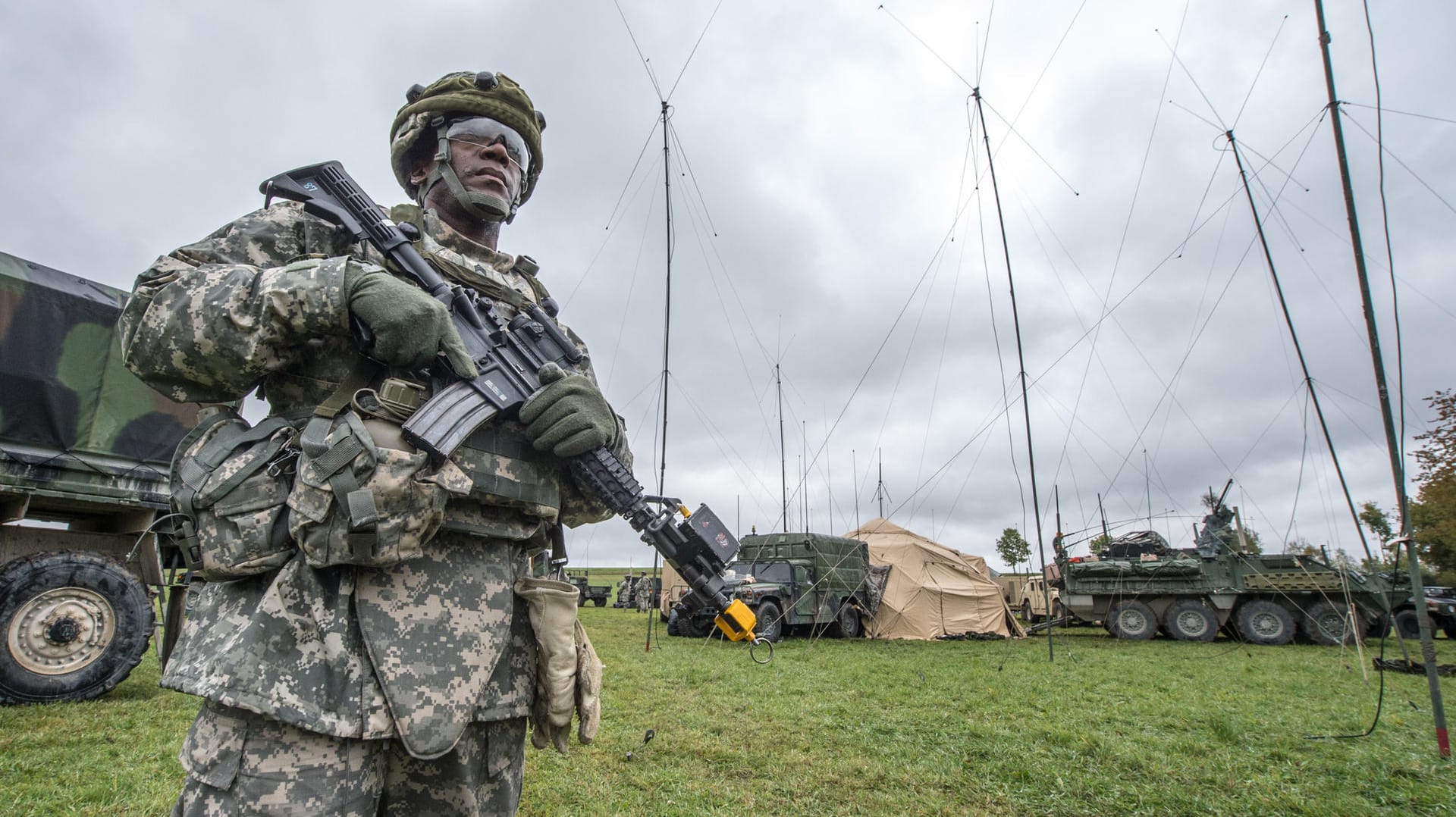 Bayern, Grafenwöhr: Ein US-Soldat steht in Kleinfalz nahe dem Truppenübungsplatz Grafenwöhr vor einem mobilen taktischen Lagezentrum der US-Armee.