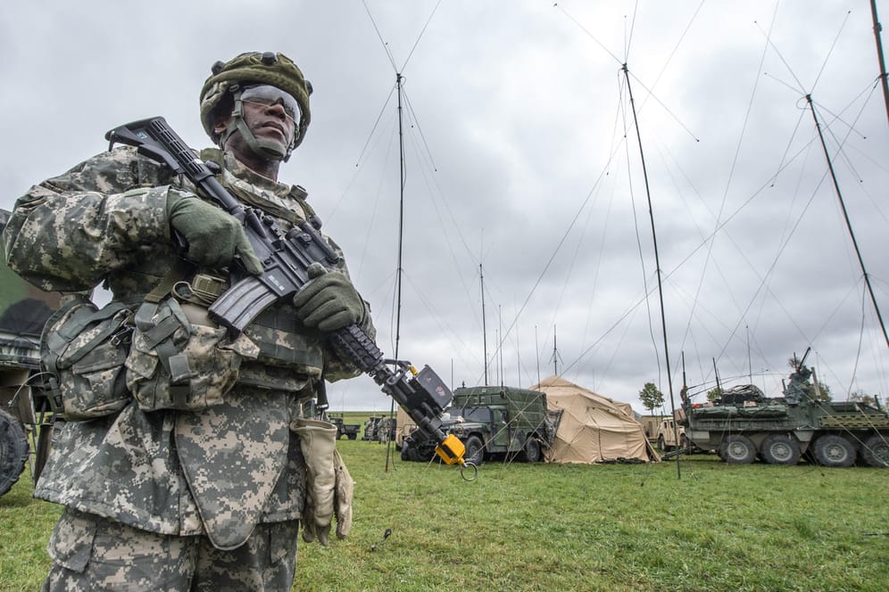 Bayern, Grafenwöhr: Ein US-Soldat steht in Kleinfalz nahe dem Truppenübungsplatz Grafenwöhr vor einem mobilen taktischen Lagezentrum der US-Armee.