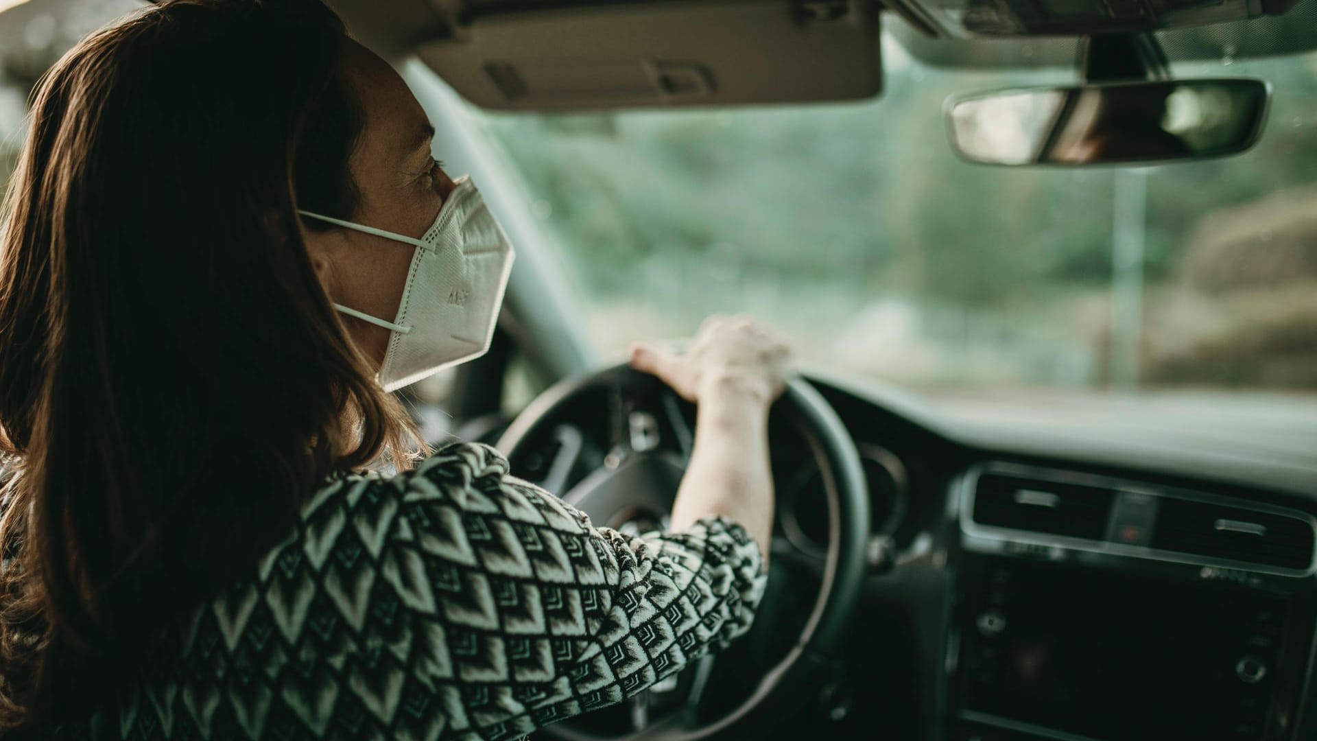 Autofahren und Corona: Zwar können Sie die Klimaanlage nutzen. Achten Sie dabei aber unbedingt auf die richtige Einstellung.