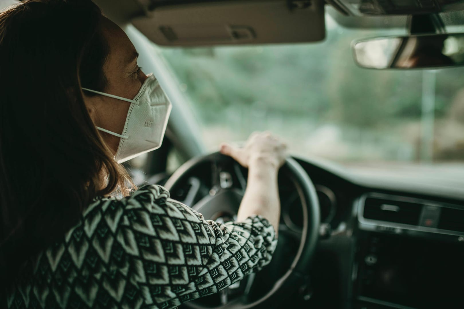 Autofahren und Corona: Zwar können Sie die Klimaanlage nutzen. Achten Sie dabei aber unbedingt auf die richtige Einstellung.