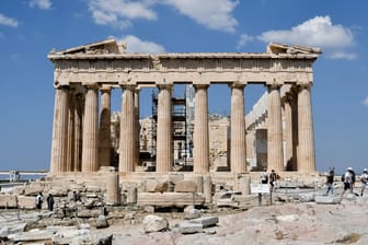 Die Akropolis in Athen: Seit Jahren machen Gerüchte um Schätze aus dem Zweiten Weltkrieg die Runde – immer wieder endet die Suche tödlich. (Symbolfoto)