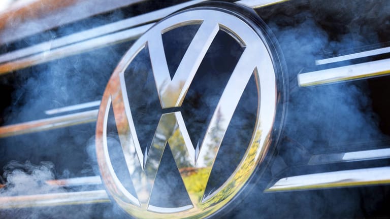 VW-Logo und Autoabgase: Vielfahrer mit manipuliertem VW können leer ausgehen.