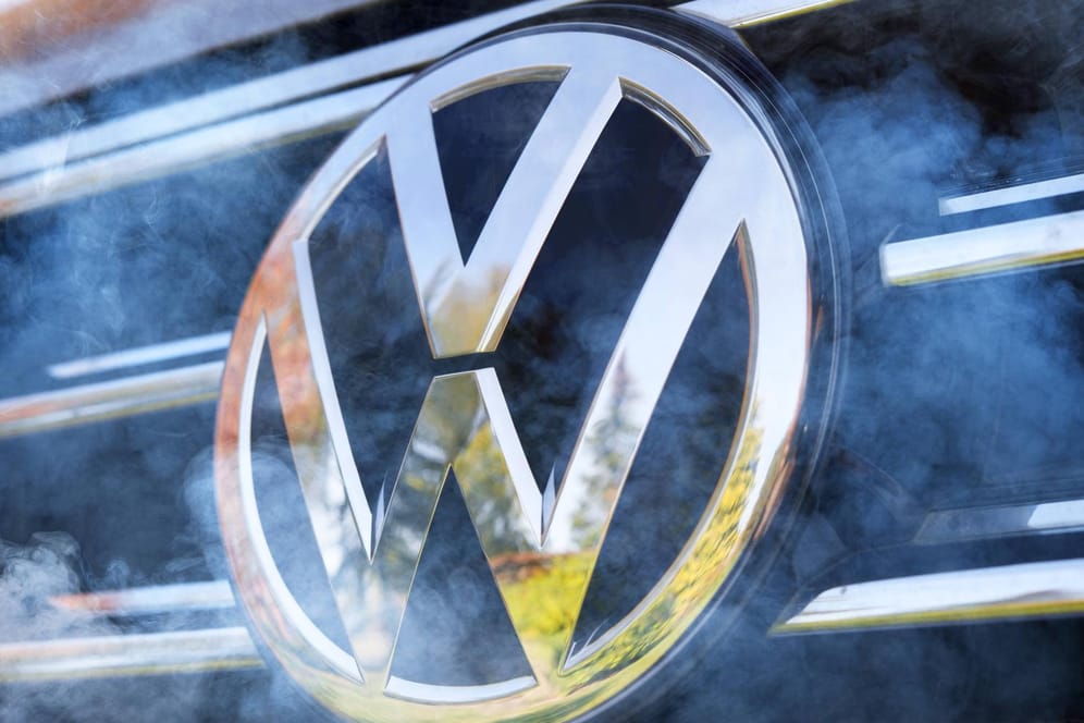 VW-Logo und Autoabgase: Vielfahrer mit manipuliertem VW können leer ausgehen.