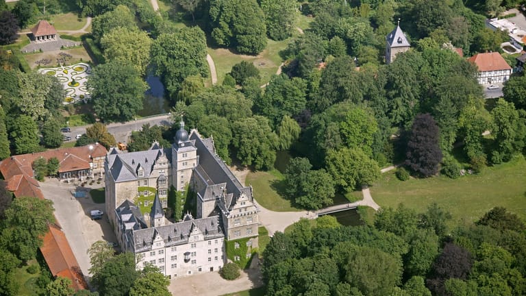 Luftblick auf den Schlosspark in Wolfsburg: Zwei Wolfsburgerinnen sollen hier belästigt worden sein.