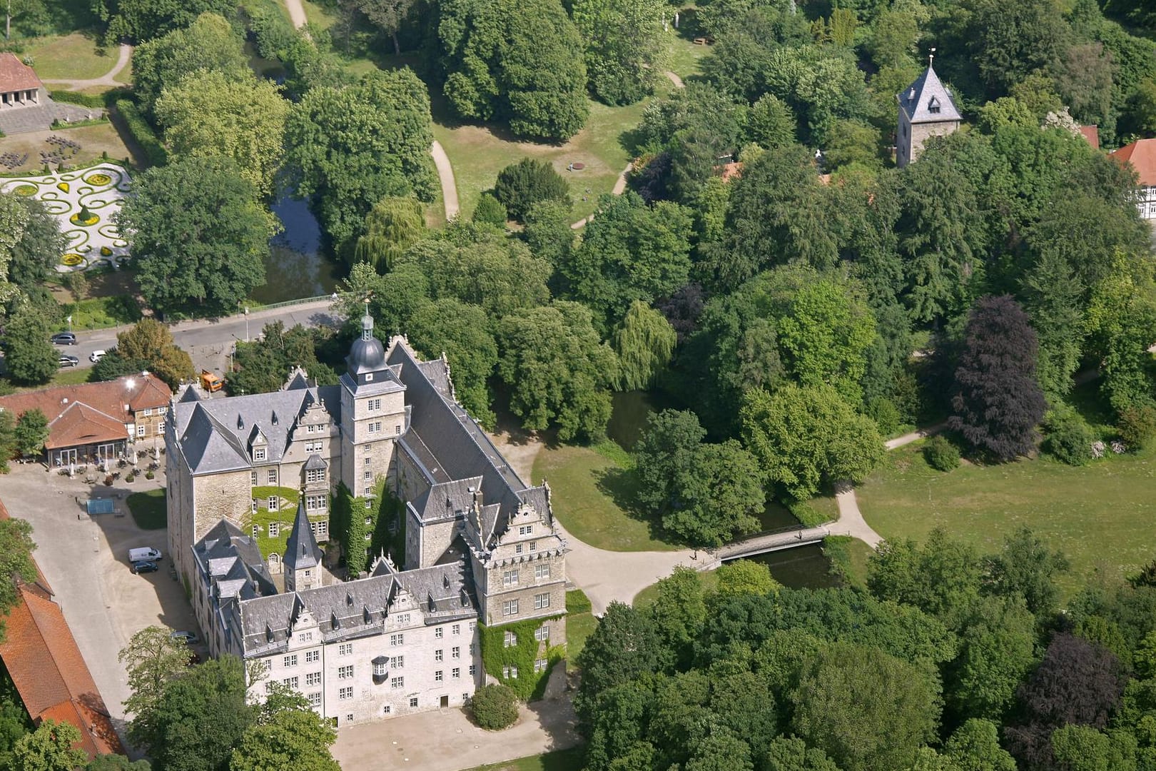 Luftblick auf den Schlosspark in Wolfsburg: Zwei Wolfsburgerinnen sollen hier belästigt worden sein.