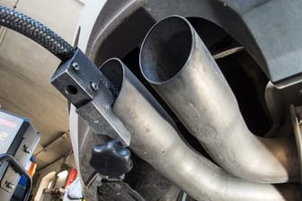 Ein Messschlauch eines Geräts zur Abgasuntersuchung für Dieselmotoren steckt in einem Auspuffrohr.