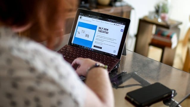 Ulrike Gehn, arbeitet vom Homeoffice aus bei der Firma Kopf, Hand + Fuß gGmbH. Ulrike Gehn, arbeitet vom Homeoffice aus bei der Firma Kopf, Hand + Fuß gGmbH.