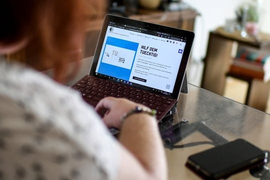 Ulrike Gehn, arbeitet vom Homeoffice aus bei der Firma Kopf, Hand + Fuß gGmbH. Ulrike Gehn, arbeitet vom Homeoffice aus bei der Firma Kopf, Hand + Fuß gGmbH.