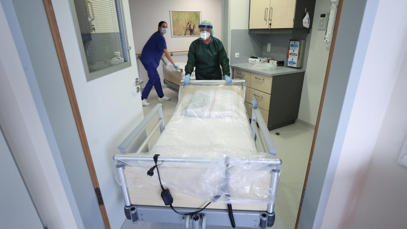 Herausforderung Corona-Pandemie: Pflegepersonal der Klinik in Essen bereitet ein Zimmer für Corona-Patienten vor.