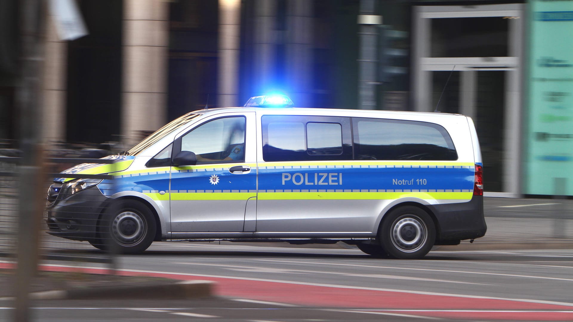 Ein Wagen der Polizei bei einem Einsatz (Symbolbild): In Hagen haben sich zwei Mitbewohner gestritten.