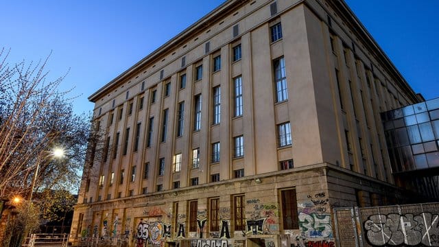 Im Berghain spielt wieder Musik - allerdings nur draußen. Im Berghain spielt wieder Musik - allerdings nur draußen.