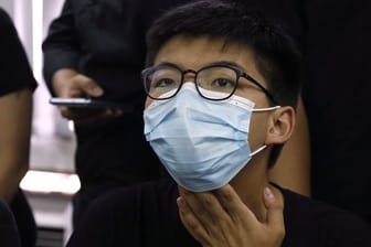 "Peking zeigt völlige Missachtung gegenüber dem Willen der Hongkonger", schrieb Wong auf Twitter und verwies darauf, dass er bei Vorwahlen des demokratischen Lagers die meisten Stimmen bekommen habe.