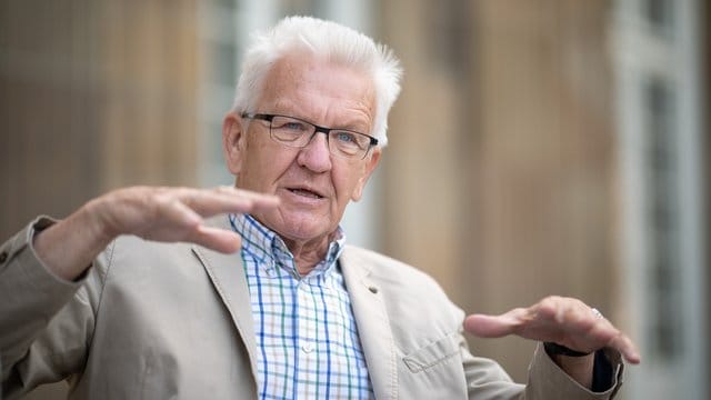 Winfried Kretschmann (Bündnis 90/Die Grünen), Ministerpräsident von Baden-Württemberg, spricht während eines Interviews. Winfried Kretschmann (Bündnis 90/Die Grünen), Ministerpräsident von Baden-Württemberg, spricht während eines Interviews.