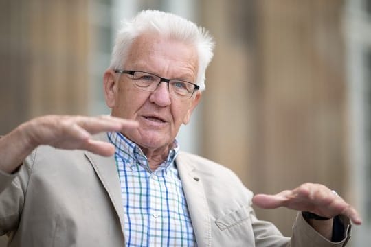 Winfried Kretschmann (Bündnis 90/Die Grünen), Ministerpräsident von Baden-Württemberg, spricht während eines Interviews.