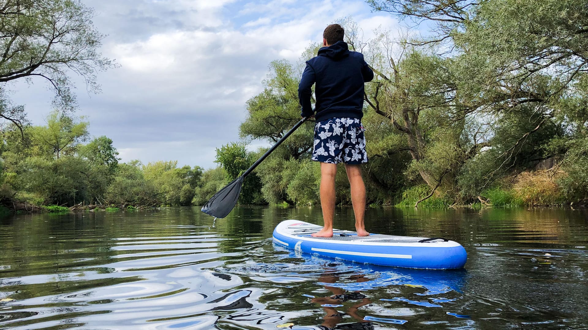 Stand-up-Paddling: Es trainiert den ganzen Körper, entspannt den Geist und erlaubt neue Perspektiven vom Wasser aus.