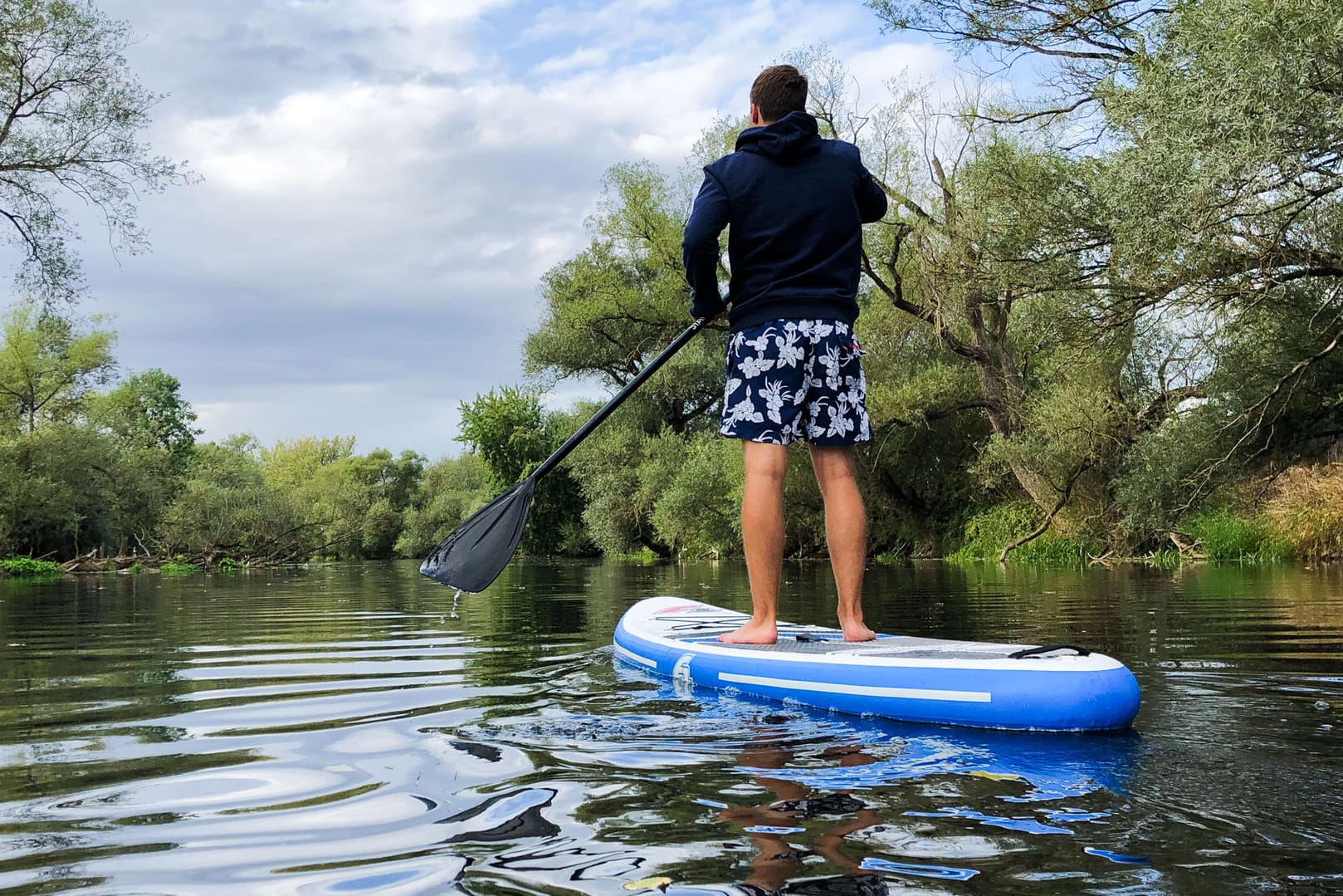 Stand-up-Paddling: Es trainiert den ganzen Körper, entspannt den Geist und erlaubt neue Perspektiven vom Wasser aus.