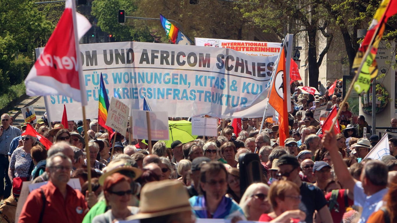 "Eucom und Africom schließen" steht auf einem Banner: Die Friedensbewegung protestierte beim Ostermarsch gegen den Militärstützpunkt.