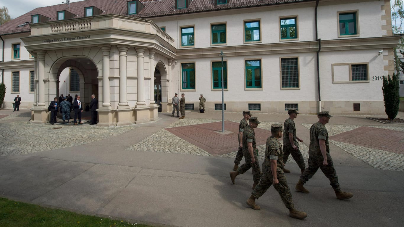Hauptquartier der US-Streitkräfte in Europa: Mitglieder der US-Streitkräfte gehen in den Patch Barracks nach dem Kommandowechsel des United States European Command (Eucom) in Stuttgart am Hauptquartier vorbei.