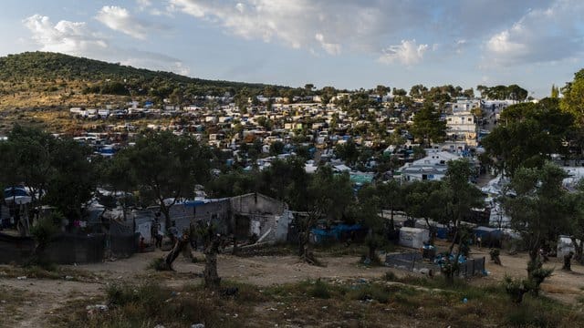 Das Flüchtlingslager Camp Moria und angrenzende Behelfslager (Archivbild): In dem Lager soll ein Feuer ausgebrochen sein. Das Flüchtlingslager Camp Moria und angrenzende Behelfslager (Archivbild): In dem Lager soll ein Feuer ausgebrochen sein.