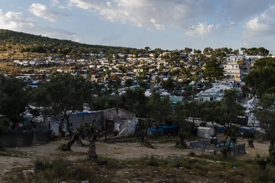 Das Flüchtlingslager Camp Moria und angrenzende Behelfslager (Archivbild): In dem Lager soll ein Feuer ausgebrochen sein.