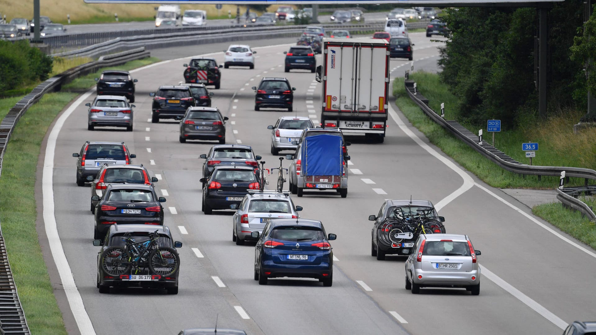 Autobahn: Ausdrücklich nicht anzuwenden bei der Auffahrt auf die Autobahn ist das Reißverschlussverfahren.