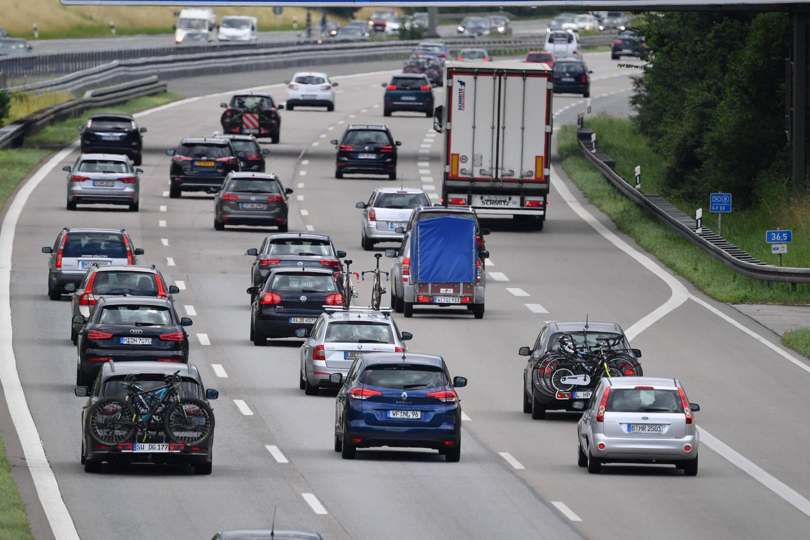 Autobahn: Ausdrücklich nicht anzuwenden bei der Auffahrt auf die Autobahn ist das Reißverschlussverfahren.