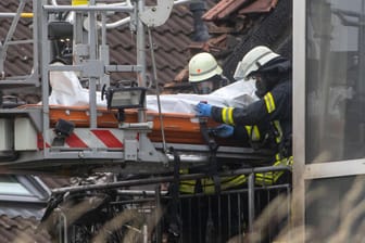 Wesel: Einsatzkräfte bergen nach dem Absturz eines Ultraleichtflugzeugs eine Leiche aus einem Wohnhaus. (Foto vom 25. Juli)