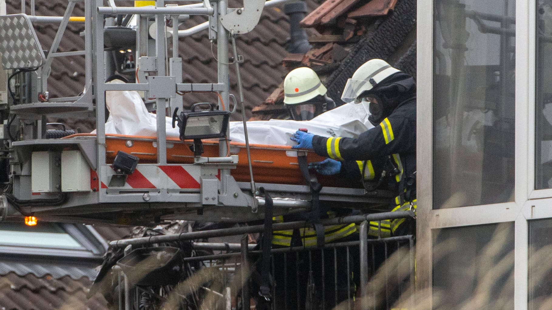 Wesel: Einsatzkräfte bergen nach dem Absturz eines Ultraleichtflugzeugs eine Leiche aus einem Wohnhaus. (Foto vom 25. Juli) Wesel: Einsatzkräfte bergen nach dem Absturz eines Ultraleichtflugzeugs eine Leiche aus einem Wohnhaus. (Foto vom 25. Juli)