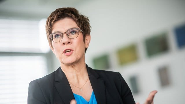 Annegret Kramp-Karrenbauer: Die Verteidigungsministerin zieht nach der "Schweinekopf-Party" Konsequenzen.